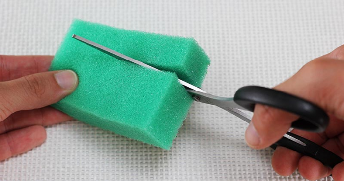 Почему нужно обязательно обрезать уголок губки для мытья посуды?