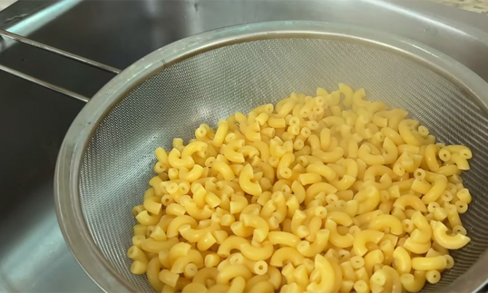 Сливочные макароны с сыром и чесноком. Без мяса, но потрясающе вкусно