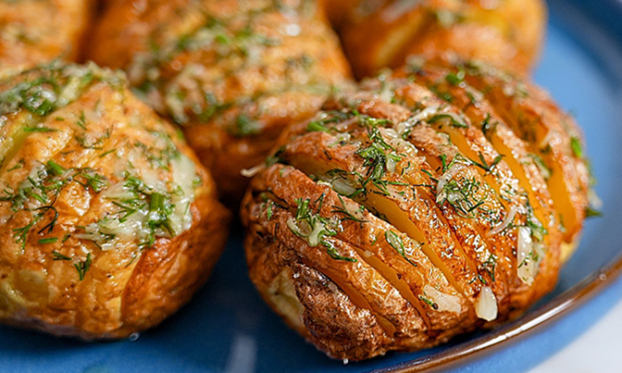 Запекаем картошку гармошкой. Добавляем соус и теперь это уже не гарнир, а главное блюдо