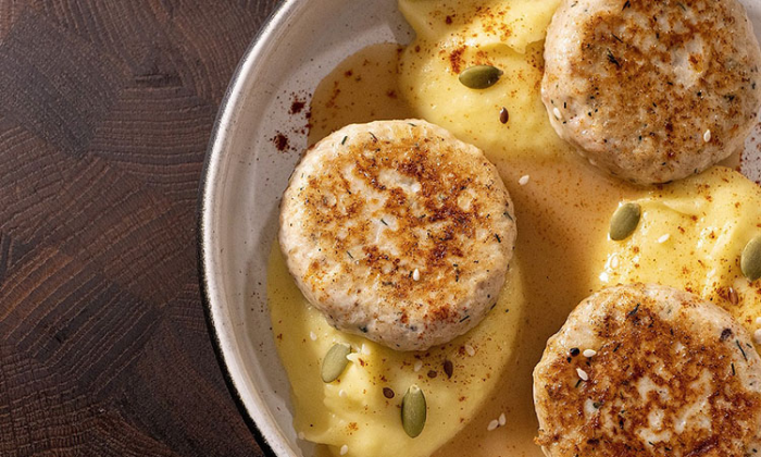 Сочные куриные котлеты «с дымком»: используем пассерованный лук как секретный ингредиент