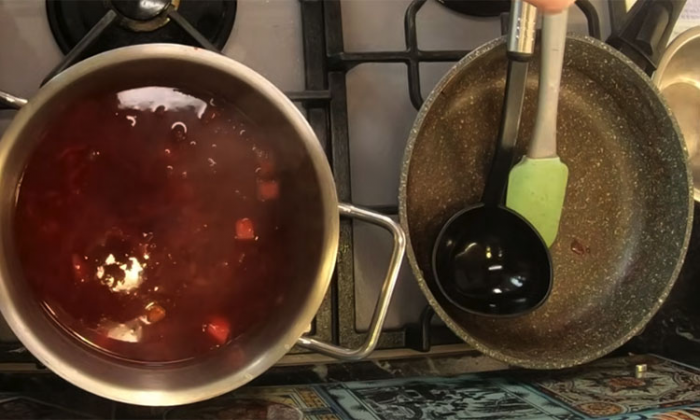 Кладем  «Московский» борщ замороженную вишню. Прием шеф-повара, чтобы сделать борщ еще вкуснее