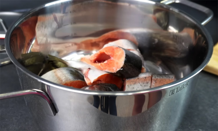 Солянка, но без мяса: добавили в знаменитый суп форель и стало вкуснее