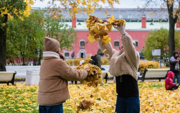 Шуршать, но убирать: Metro узнало, чем опасны опавшие листья