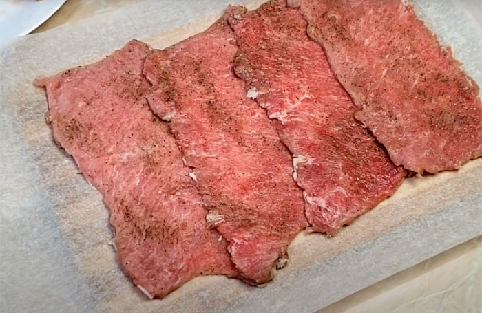 Домашняя запеченная колбаса из обычного фарша. Никаких сложностей с упаковкой - готовим в бумаге