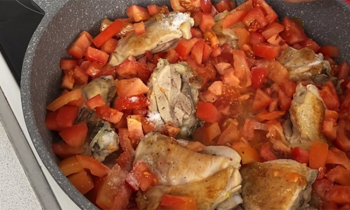 Жарим курицу, как мало кто готовит. С яичной панировкой и томатами