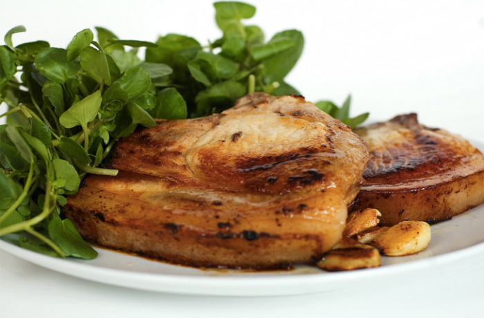 Как приготовить свиные отбивные, чтобы они получились сочными