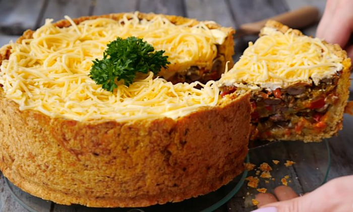 Пирог с куриными сердечками. Его можно подавать и как закуску, и как основное на стол