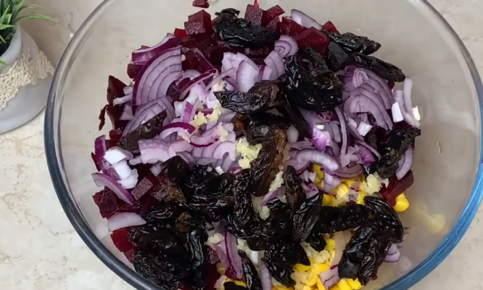 Минутный салат из свеклы с кукурузой. Весной идет на ура