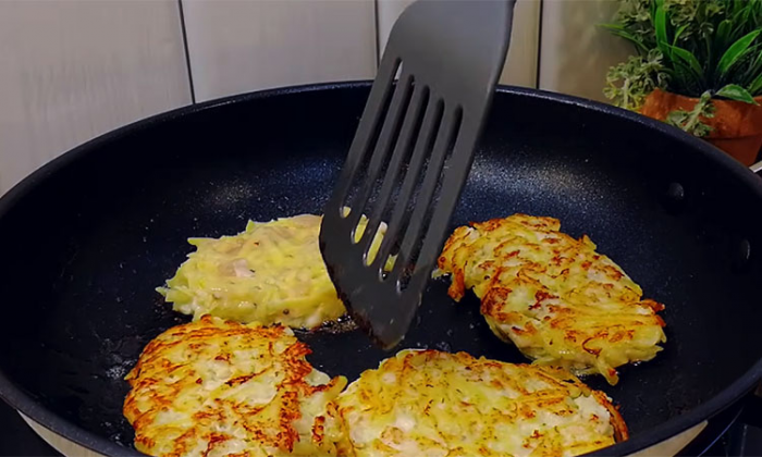 Соединяем драники и курицу. Делать просто, а получается вкуснее мяса по-французски