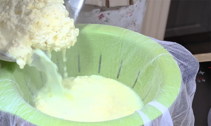 Домашний сыр по себестоимости ингредиентов: добавьте яйцо в кипящее молоко и немного подождите