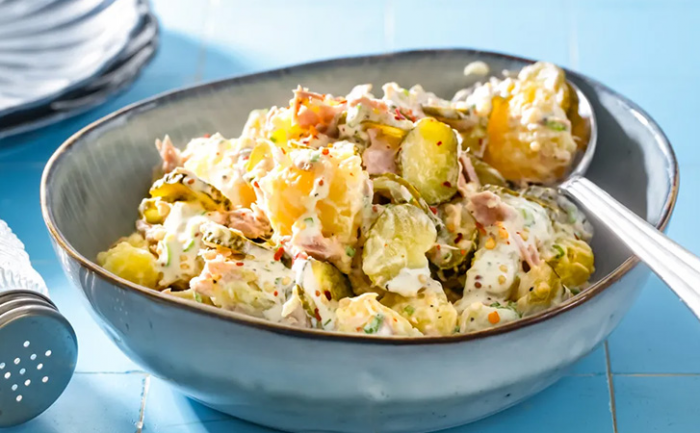 Легкий салат заменит целый ужин: в основе лишь банка горошка и немного тунца