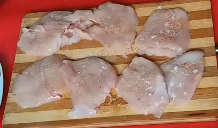 Рецепт куриного филе в панировке: весь сок будет внутри и ни капли лишнего жира