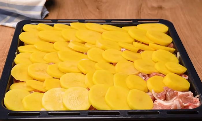 Запекаем с духовке мясо по принципу шашлыка. Будет нежно и ароматно, словно с мангала