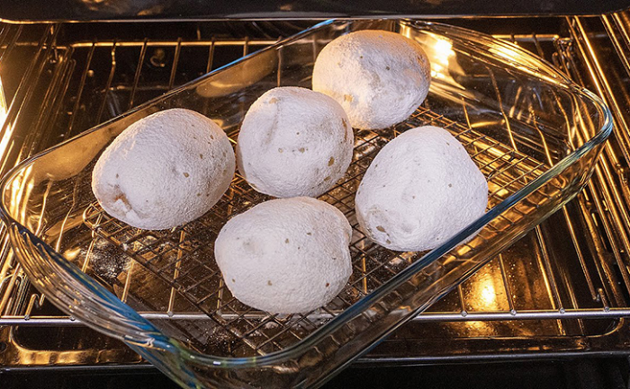 Просто посыпали картошку мукой и ставим в духовку. Блюдо простое, но гостей покорит