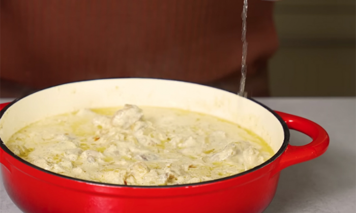 Рецепт дежурной подливы для всегда сочной курицы: сметана с чесноком и луком