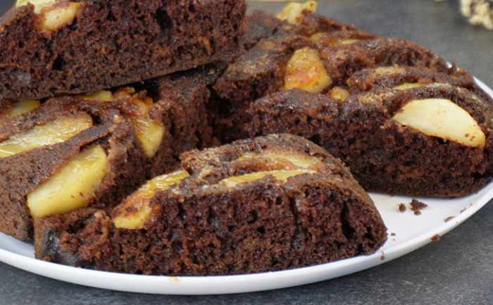 Выливаем весь пирог прямо на сковороду и прикрываем крышкой: 15 минут и он уже на столе