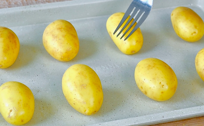 Давим картошку вилкой и добавляем нут: вкуснее мяса из-за чесночной заправки