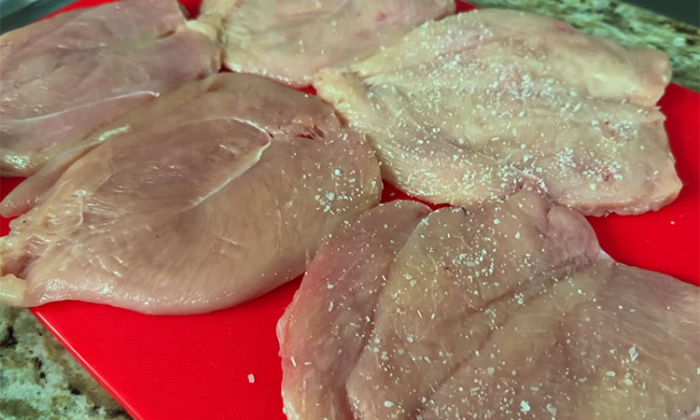 Запекаем куриную грудку как мясо по-французски: теперь можно подавать даже на праздник