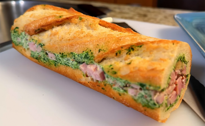 Самый простой рецепт закусочного рулета: ни варить, ни жарить ничего не надо