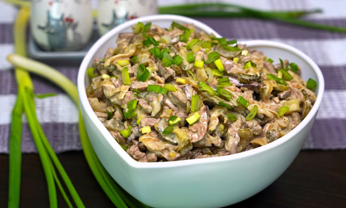 Всего 3 ингредиента, но такой салат вы не пробовали. Тут и блины, и нежная заправка, и почти без затрат