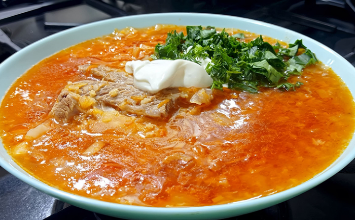 Настоящий варшавский капустняк с копченостями: получается сытнее солянки. Все дело в заправке из сала