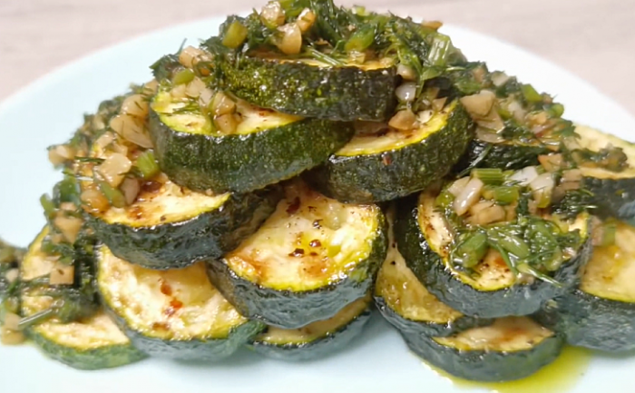 Жареные кабачки с чесноком и зеленью. Лучшая закуска к шашлыку и на гарнир