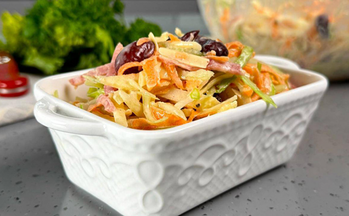 Салат «Бедный рыцарь» для праздничного стола: продукты все простые, но получается вкуснее Оливье