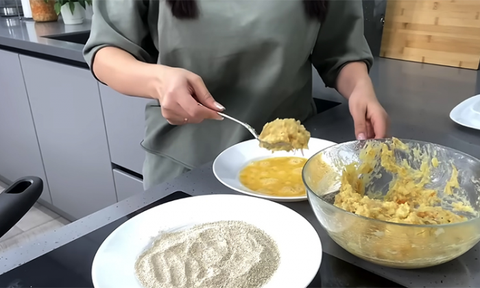 Вмешали в картошку квашеную капусту. Такие овощные котлеты идут нарасхват