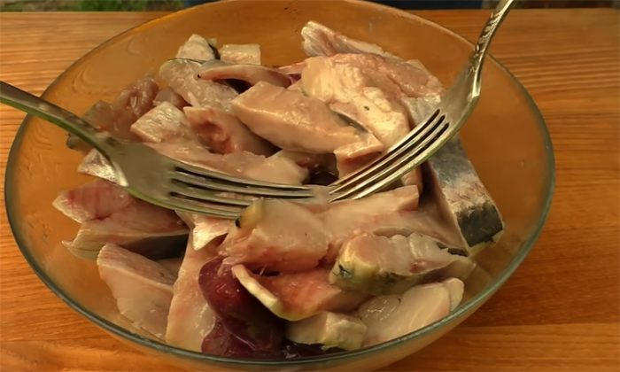 Маринуем сельдь вместо засолки: ставим на томатном соусе, как никто раньше не пробовал