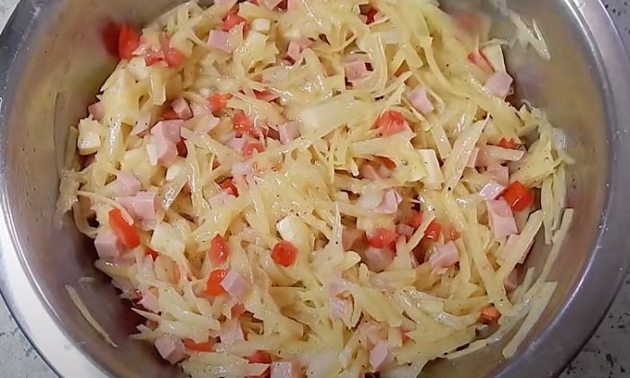 Натерли колбасу с картошкой и основа пирога уже есть