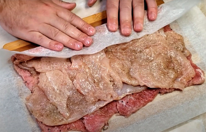 Домашняя запеченная колбаса из обычного фарша. Никаких сложностей с упаковкой - готовим в бумаге