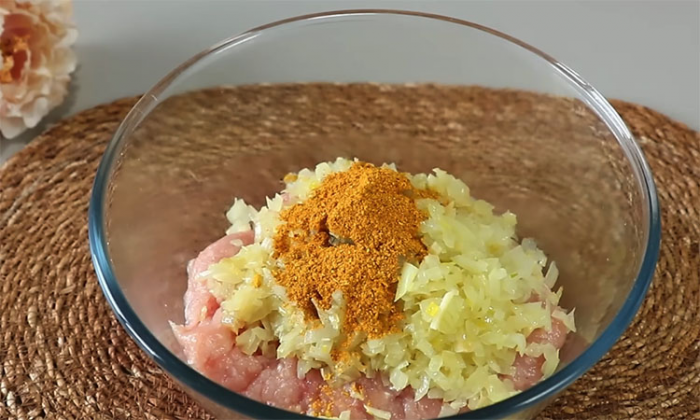 Мясной рулет на сырном тесте, без муки и жарки. Закуска со стола уходит первой