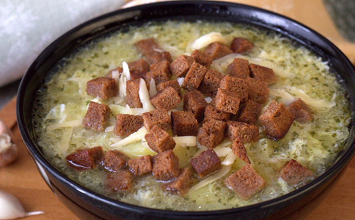 Пражская чеснечка: густой суп с чесноком, сыром и ржаными гренками