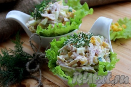 Салат с копченой курицей и кукурузой