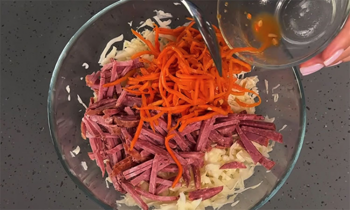 Салат со свежей капустой и колбасой. Рецепт на 10 минут: не надоедает неделями