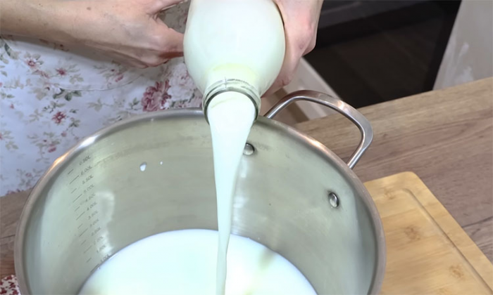 Домашний сыр по себестоимости ингредиентов: добавьте яйцо в кипящее молоко и немного подождите