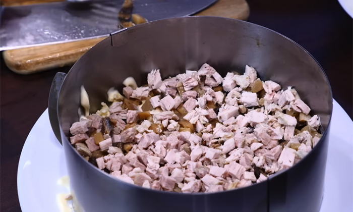 Шикарный салат на Новый год: слоями мясо, грибы, сыр и сладкий перец