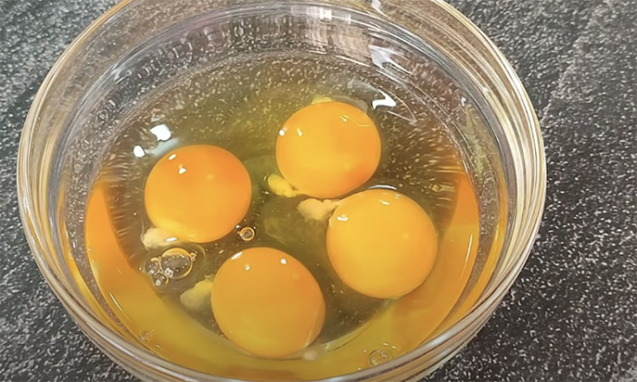 Тепеть у нас всегда получается высокий омлет: нужно всего 2 ингредиента