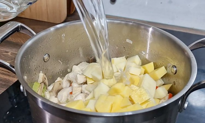 Кастрюля куриного супа из одного небольшого филе. Наваристо, и варить всего 30 минут