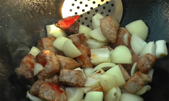 Жарим уже сваренные яйца в казане: ловкий способ сделать из завтрака ужин