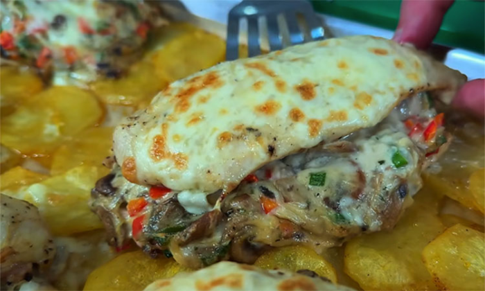 Запекаем куриную грудку как мясо по-французски: теперь можно подавать даже на праздник