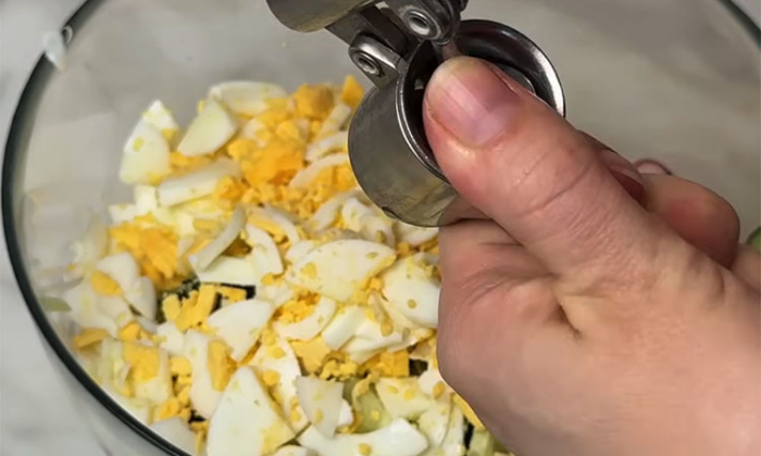 Самый вкусный салат этой весны: витаминный, легкий и с необычной заправкой