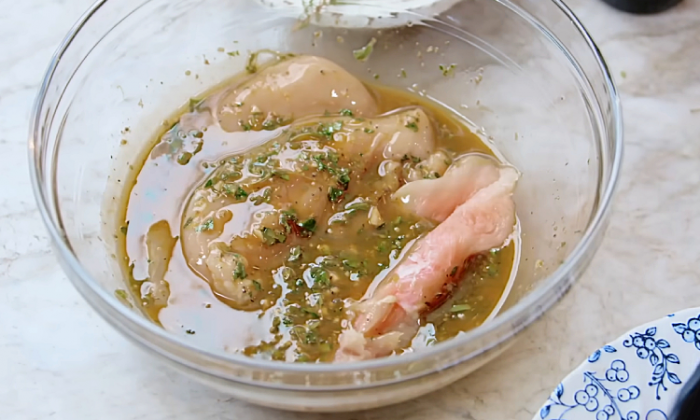 Куриная грудка в греческом стиле. Маринад из зелени, лимона и чеснока