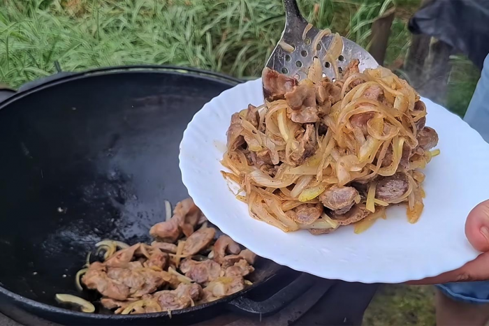 Секрет приготовления сочных и нежных куриных желудков. С румяной корочкой, луком и черным перцем
