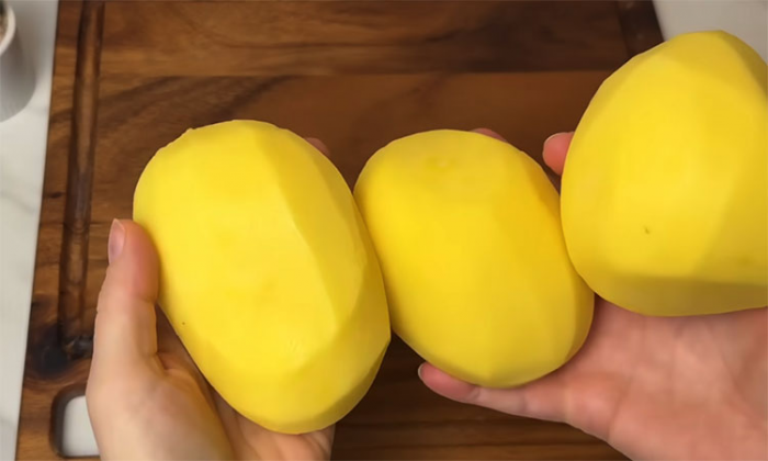 Натрите картошку, добавьте яйца. Вкуснее любой пиццы, сытнее пирога