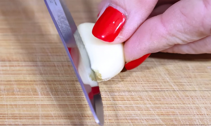 Чесночная паста на каждый день. Делает вкуснее суп, закуски и даже хлеб