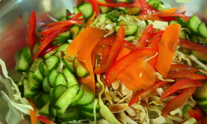 Самый вкусный салат из капусты с курицей: секрет в особой заправке