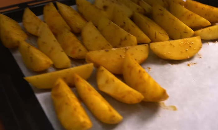 Золотистый картофель по-деревенски, без капли лишнего жира