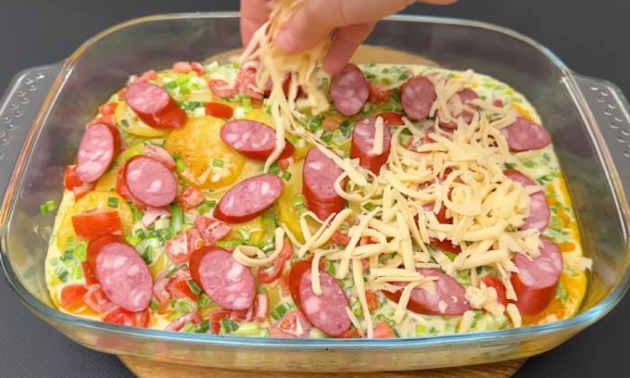 Сложили все в форму слоями, поставили в духовку и ужин готов. Вкуснее мяса по французски и очень бюджетно