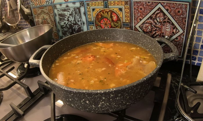 Балканский согревающий суп: спасет в самую снежную зиму. Наваристее солянки, на копченых ребрышках